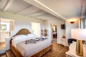 A bed or beds in a room at Vigna Caio Relais & Spa
