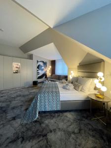 a large bedroom with a large bed and aamed ceilings at Hotel du Nord in Hamburg