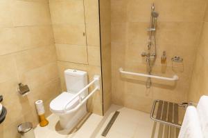 ein Badezimmer mit Toilette und Dusche in der Unterkunft Hotel Chez Lando in Kigali