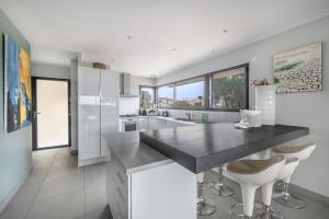 Kuchyňa alebo kuchynka v ubytovaní Maison d’Architecte Face Mer à la Plaine sur Mer