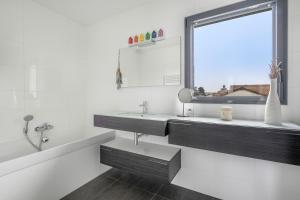 Kúpeľňa v ubytovaní Maison d’Architecte Face Mer à la Plaine sur Mer + 29 fotografií