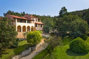 eine Luftansicht eines Hauses mit Garten in der Unterkunft Century Resort in Acharavi