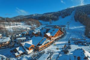 een luchtzicht op een skigebied in de sneeuw bij Hotel Meta Resort & Vine SPA in Szczyrk