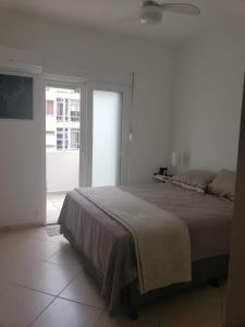 Un dormitorio con una cama grande y una ventana en Lindo apartamento top Copacabana luxo, en Río de Janeiro