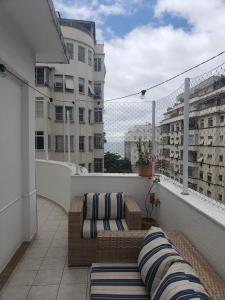 un balcón con 2 sofás sentados en un balcón gmaxwell gmaxwell gmaxwell en Lindo apartamento top Copacabana luxo, en Río de Janeiro