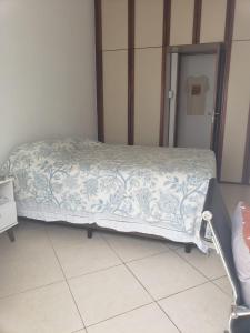 1 cama en una habitación con vistas a las faldas en Lindo apartamento top Copacabana luxo, en Río de Janeiro