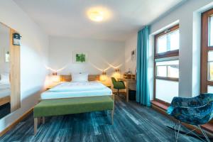 Un dormitorio con una cama y un escritorio y una ventana. en Hohenwart Forum, en Pforzheim