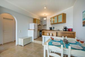 Η κουζίνα ή μικρή κουζίνα στο Kiani Sea View Apartments +46 φωτογραφίες