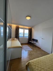 um quarto com 2 camas, uma secretária e uma janela em Loge Sollinger1190 em Viena