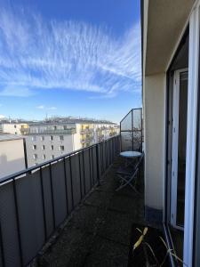 a balcony with a chair and a view of the city at Loge Sollinger1190 in Vienna