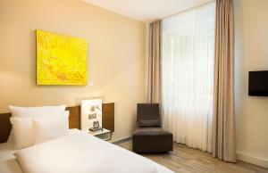 Un pat sau paturi într-o cameră la Flussbett Hotel