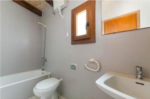 Łazienka w obiekcie YourHouse Can Covetes, villa with private pool and garden, perfect for families