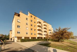 een groot appartementencomplex aan de straatkant bij HouSmart San Lazzaro Salvo D'Acquisto 16 in San Lazzaro di Savena