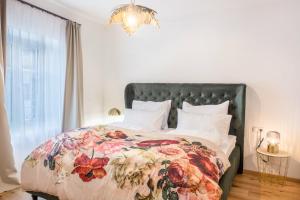 A bed or beds in a room at Eichhof Apartment Thymian