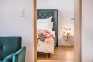 um quarto com uma cama com uma cabeceira verde em Eichhof Apartment Thymian em Termeno