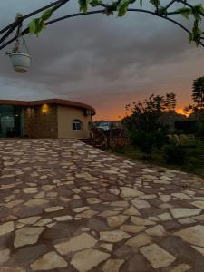 een stenen patio voor een gebouw bij شاليه العلا in Madain Saleh