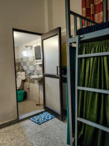 ein Bad mit einem Etagenbett, einer Dusche und einem Spiegel in der Unterkunft Space house hostel in Rishikesh