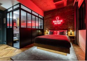 um quarto com uma cama com um sinal vermelho em BrewDog DogHouse Manchester em Manchester