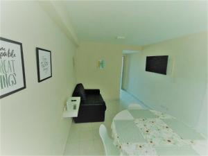 ein weißes Zimmer mit einem Krankenhausbett darin in der Unterkunft Balcarce 146 in San Miguel de Tucumán