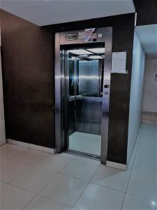 een lift in een gebouw met de deur open bij Balcarce 146 in San Miguel de Tucumán