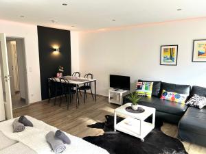 ein Wohnzimmer mit einem Sofa und einem Tisch in der Unterkunft Jutta Deluxe Appartement in Bad Reichenhall