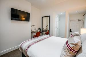 TV a/nebo společenská místnost v ubytování The Anfield Hotel