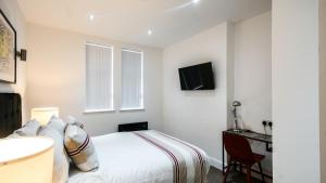 TV a/nebo společenská místnost v ubytování The Anfield Hotel + 28 fotografií