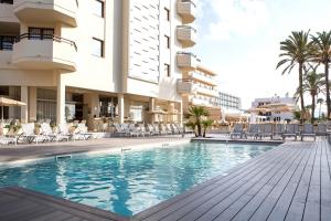 בריכת השחייה שנמצאת ב-Hotel Sabina Playa או באזור
