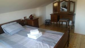 sypialnia z łóżkiem z lustrem i komodą w obiekcie Guest house Una w mieście Bihać