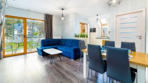 カルパチにあるApartamenty Sun & Snow Sarnia Residenceのリビングルーム(青いソファ、テーブル付)
