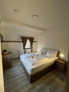 Un dormitorio con una cama grande y una ventana en Planinska Kraljica en Gornje Pale