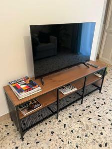uma sala de estar com televisão numa mesa em Urbana Rooftop em Roma