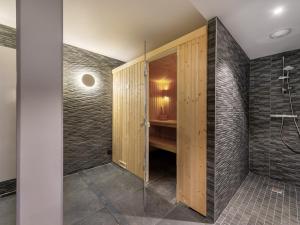 un bagno con doccia e porta a vetri di Chalet moderne à Méribel : jacuzzi, sauna, 6 chambres, proche centre et navette - FR-1-565-55 a Les Allues Altre 8 foto