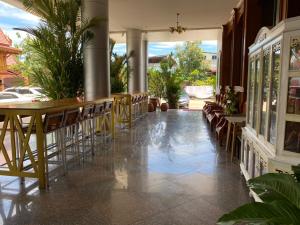 - un restaurant avec une table et des chaises dans la chambre dans l'établissement Ketsara Hotel, à Maha Sarakham