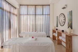 Кровать или кровати в номере The Pelican Beach Resort & SPA - Adults Only