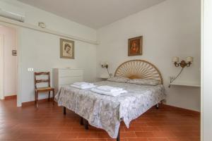ein Schlafzimmer mit einem Bett und einem Stuhl in der Unterkunft Casa Le Cellane in Castel del Piano