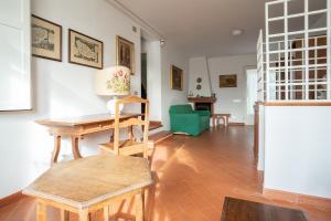 ein Wohnzimmer mit einem Tisch und einem grünen Stuhl in der Unterkunft Casa Le Cellane in Castel del Piano