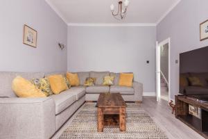 4 bedroom house, 2 Min Walk From Station