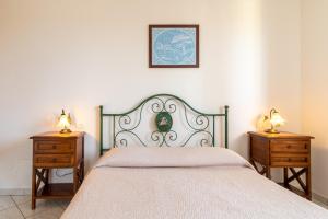 una camera da letto con un letto e due comodini di Papà Giuseppe La Terrazza a Cortona