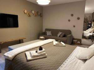 ein Wohnzimmer mit 2 Betten und einem Sofa in der Unterkunft Il Sogno in Spello