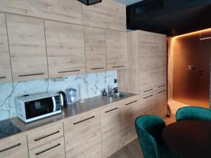 Kuchyňa alebo kuchynka v ubytovaní Apartament 413 Biała Perła