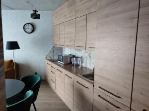 Kuchyňa alebo kuchynka v ubytovaní Apartament 413 Biała Perła