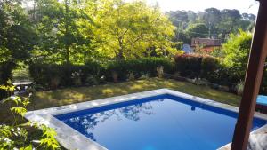 una piscina en el patio de una casa en CasasierraMDQ Lugar de encanto para descansar en Sierra de los Padres