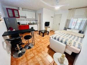 Habitación pequeña con cama y escritorio. en Estudio adosado acogedor con jardín, barbacoa y parking privado, en Alicante