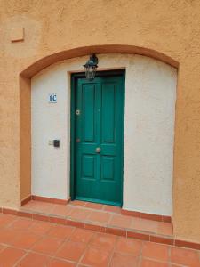 a green door on the side of a building at Luxury Apartments Mascarat in Altea