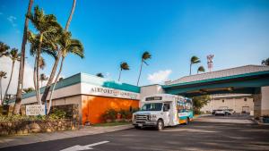 un camión está estacionado frente a una gasolinera en Airport Honolulu Hotel, en Honolulu