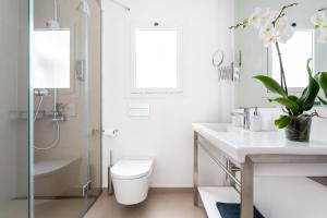 a bathroom with a toilet and a sink at Rooms & Suites Loft 2G Deluxe Edition Arrecife in Arrecife