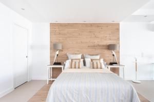a bedroom with a large bed with two lamps at Rooms & Suites Loft 2G Deluxe Edition Arrecife in Arrecife
