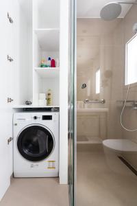 a washing machine in a bathroom with a shower at Rooms & Suites Loft 2G Deluxe Edition Arrecife in Arrecife
