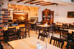 RATSKELLER Hotel & Restaurant في كروف: مطعم فارغ بطاولات وكراسي خشبية